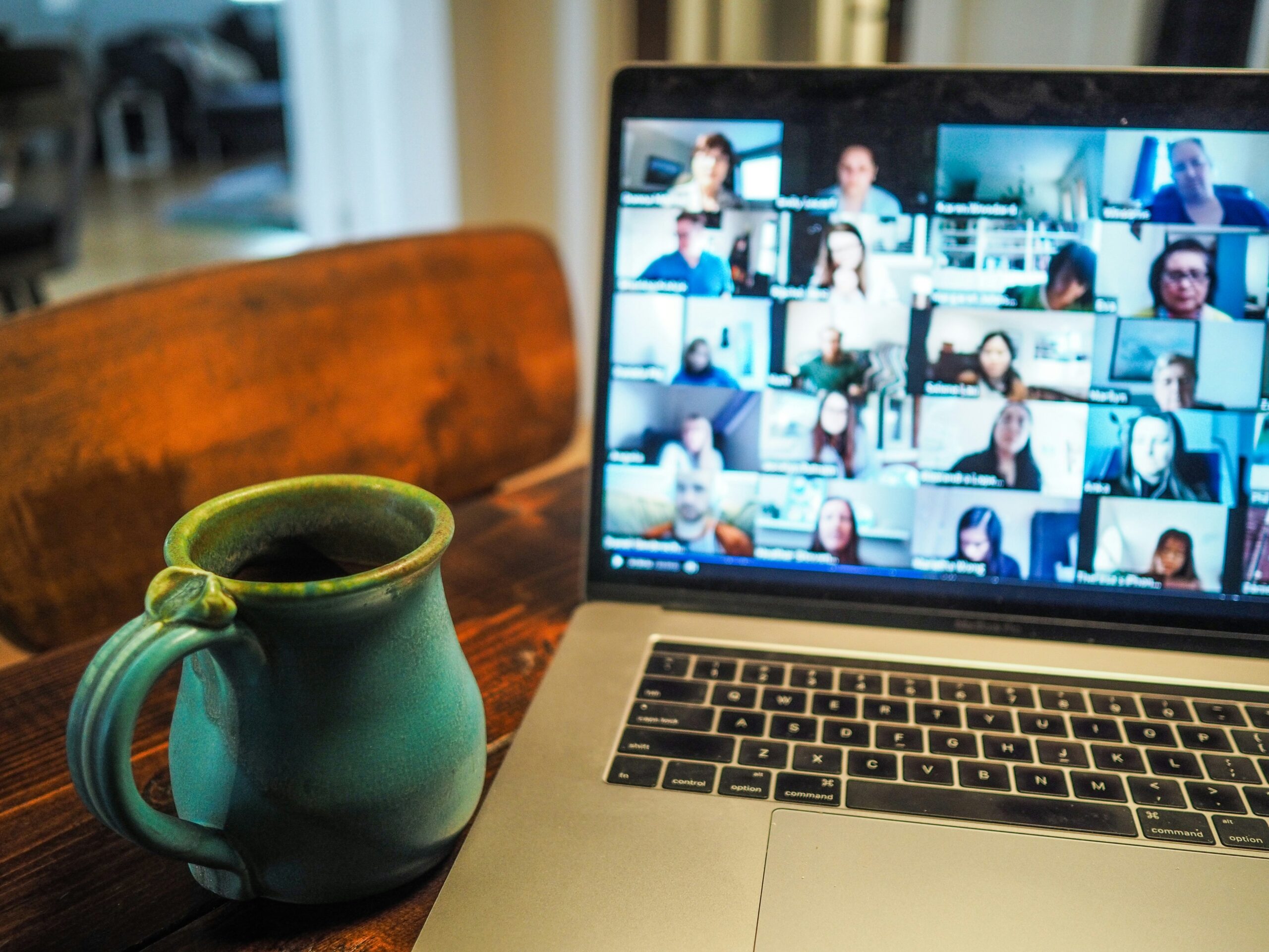 그립 Grip, macbook pro displaying group of people